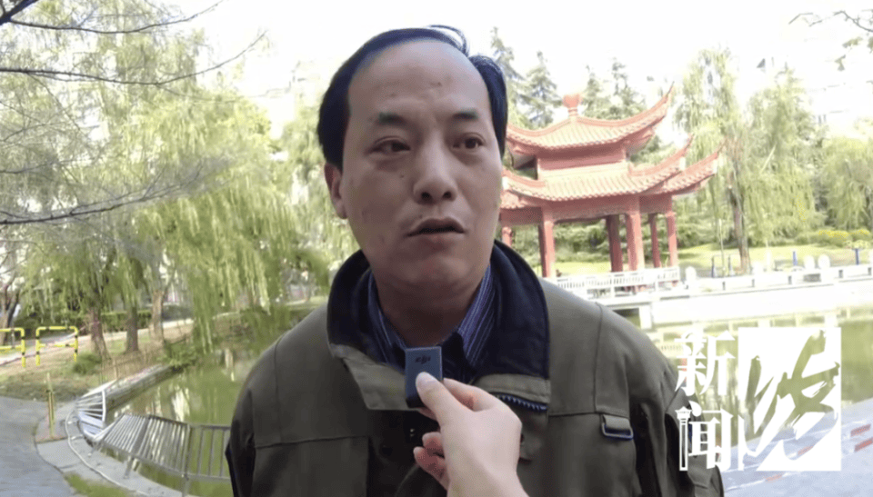 六旬阿姨小区内驾车冲进水里！落水后自行脱困，有人被撞到