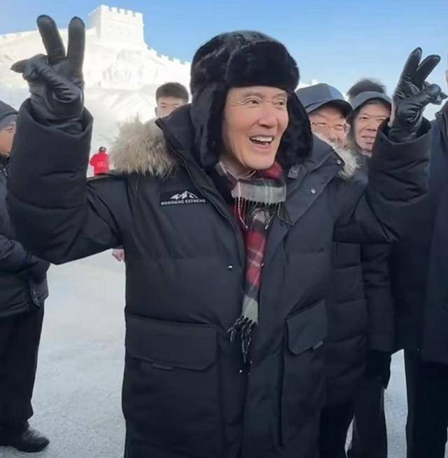 马英九参访哈尔滨，雪地造型曝光笑称自己像北极熊