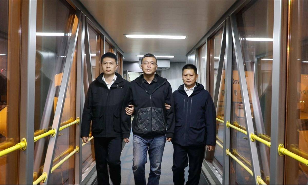 外逃“硕鼠”姜鹏举，主动投案被遣返回国