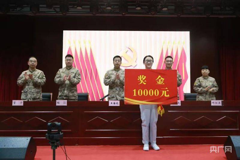 护士张慧机场跪地施救诠释医者仁心 医院奖励万元