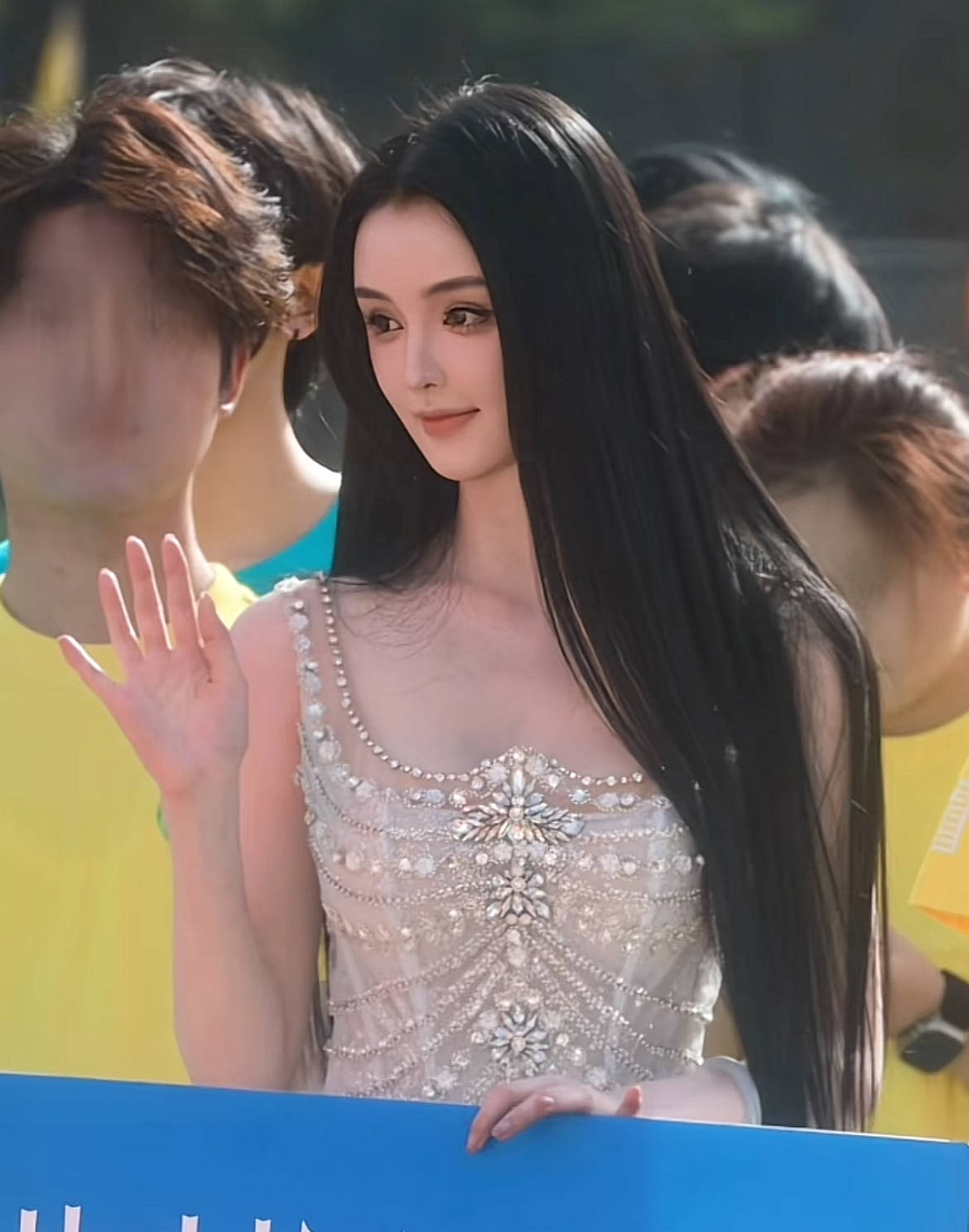 聋哑女大学生长相被质疑“美得不真实”，西安美院：人很乖招人喜欢，高中素颜就很漂亮