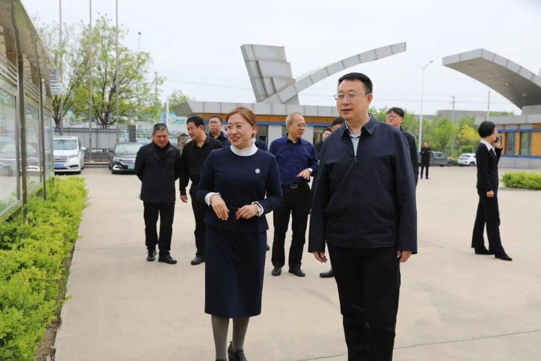 唐山市人大常委会主任、党组书记李治义赴唐山葵花调研，并慰问“五一”坚守职工