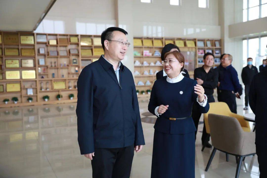唐山市人大常委会主任、党组书记李治义赴唐山葵花调研，并慰问“五一”坚守职工