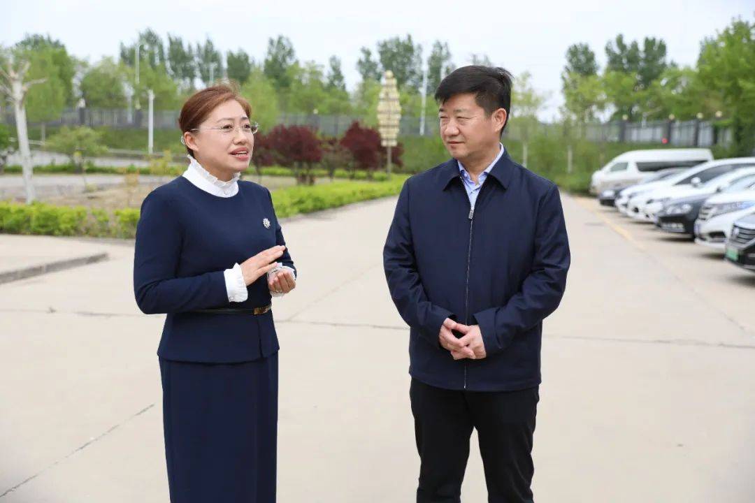 唐山市人大常委会主任、党组书记李治义赴唐山葵花调研，并慰问“五一”坚守职工