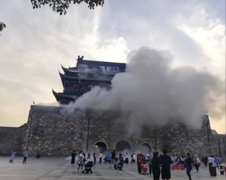 “凤阳鼓楼塌了”登热搜第一，当地通报：去年3月维修竣工，已成立调查组