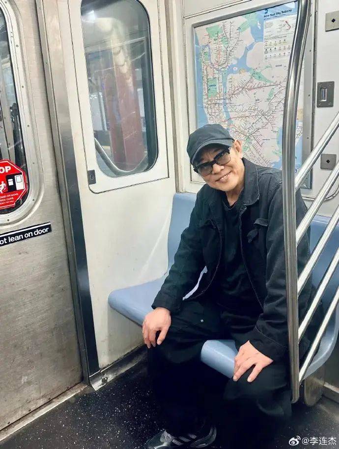 62岁李连杰突然发文：被堵酒店门口！晒合影称四个女儿都已大学毕业，自己还没有小学文凭