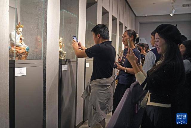 新华深读丨年轻人为啥扎堆景德镇？