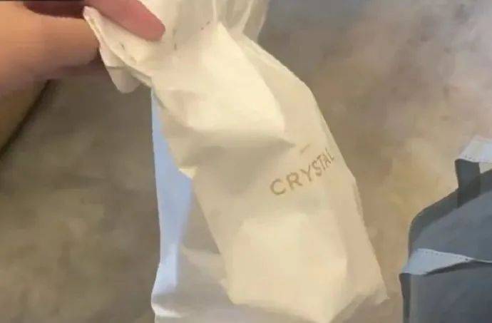 顾客称在酒店洗漱包内发现用过的HIV检测盒，当晚紧急就医，各方最新回应