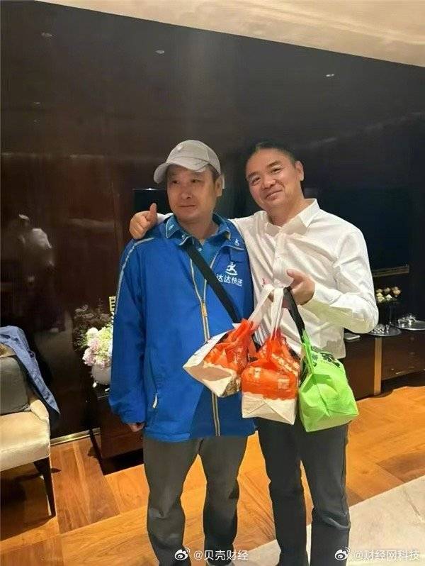 刘强东点外卖给小哥千元小费并合影