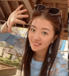 女艺人撞警逃逸被当场压制，躺地大喊“不能呼吸”，事后否认冲撞！