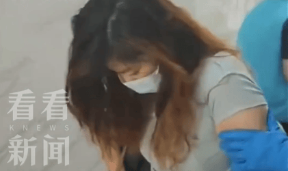 女艺人撞警逃逸被当场压制，躺地大喊“不能呼吸”，事后否认冲撞！
